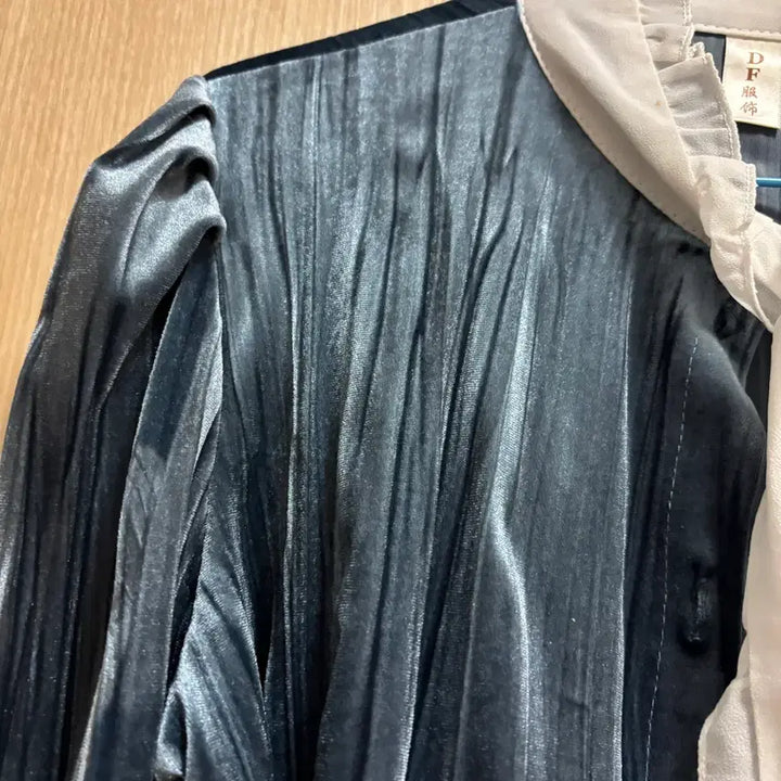 [BUNJANG] Blue Velvet Ribbon Blouse / [ 새상품 / 블루 벨벳 리본 블라우스 ]