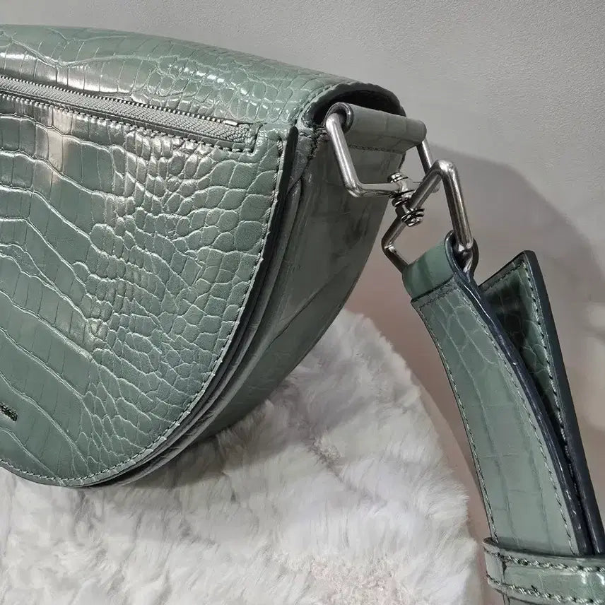 [BUNJANG] Charles &amp; Keith Mint Half Moon Crossbody Bag / 찰스앤키스 민트 반달크로스백