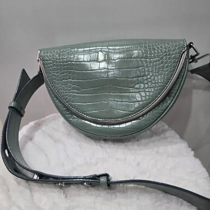 [BUNJANG] Charles &amp; Keith Mint Half Moon Crossbody Bag / 찰스앤키스 민트 반달크로스백