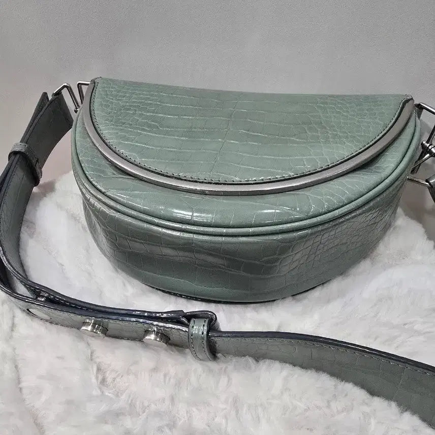 [BUNJANG] Charles &amp; Keith Mint Half Moon Crossbody Bag / 찰스앤키스 민트 반달크로스백