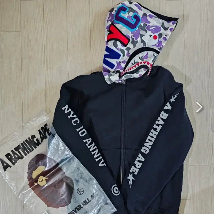 [SOLD OUT] 베이프 10주년 한정 샤크 후드집업