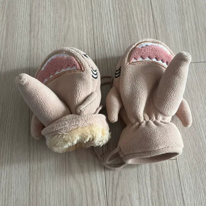 [BUNJANG] Baby Shark Mitten Gloves / 아기 상어 벙어리 장갑