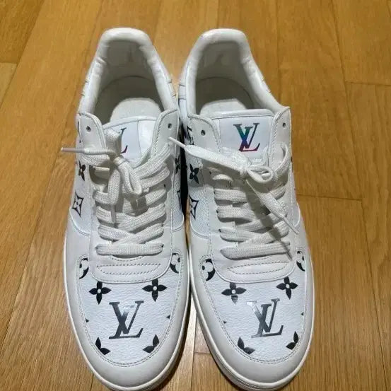 [SOLD OUT] 루이비통 화이트 로고 스니커즈