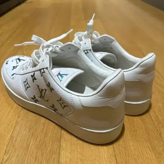 [SOLD OUT] 루이비통 화이트 로고 스니커즈