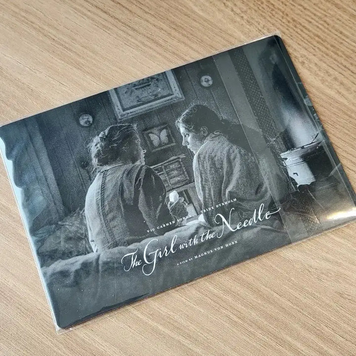 [BUNJANG] Needle Girl Lenticular Double-Sided Postcard / 바늘을 든 소녀 특전 렌티큘러 양면 엽서