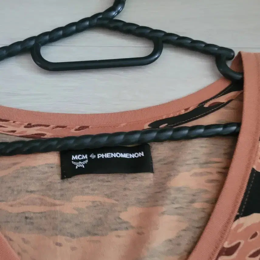 [BUNJANG] MCM x Phenomenon Collaboration V-Neck T-shirt / MCM by Phenomenon  콜라보티셔츠