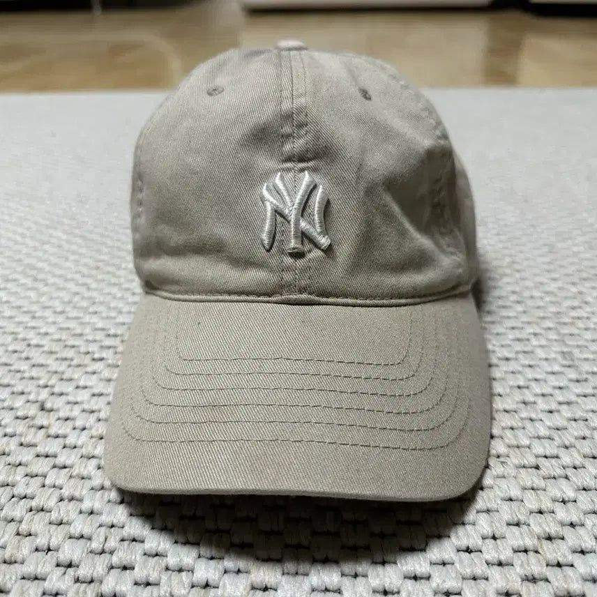 [SOLD OUT] MLB 뉴욕양키즈 볼캡 베이지 팝니다