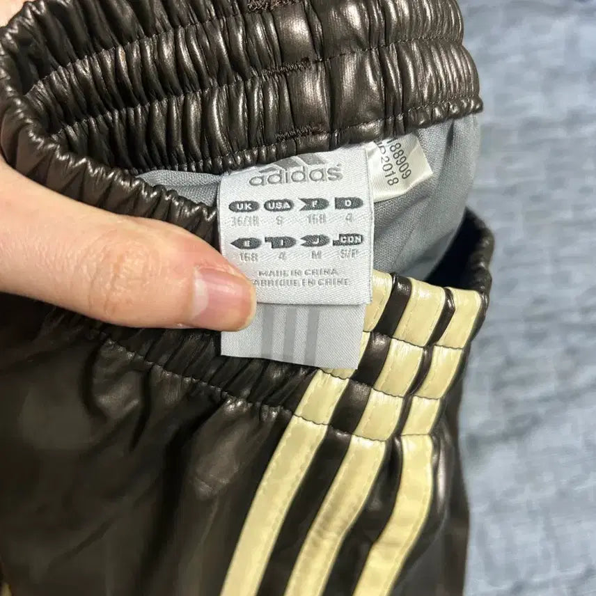 [SOLD OUT] 아디다스 유광 삼선 트랙 팬츠 (할인마지막!!!)