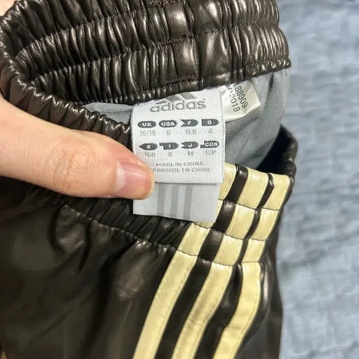 [SOLD OUT] 아디다스 유광 삼선 트랙 팬츠 (할인마지막!!!)