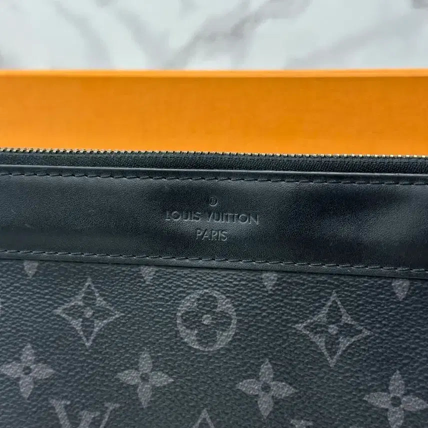 [BUNJANG] Louis Vuitton Eclipse Monogram Leather Clutch / [더스트 구성] 루이비통 이클립스 모노그램 레더 클러치