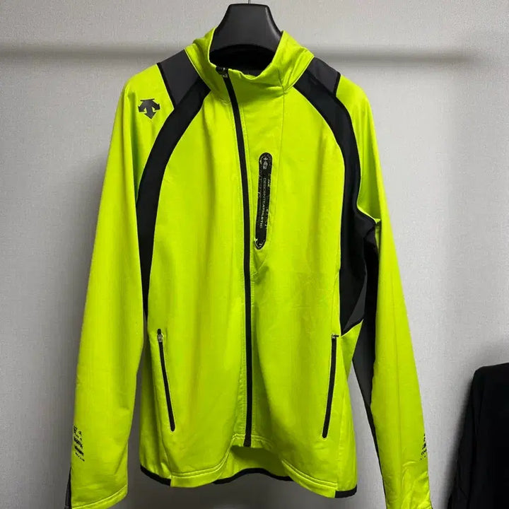 [BUNJANG] Descente Athletic Functional Training Jacket (Neon Lime) Size 105 / 데상트 애슬레틱 기능성 트레이닝 자켓 (네온 라임) 105