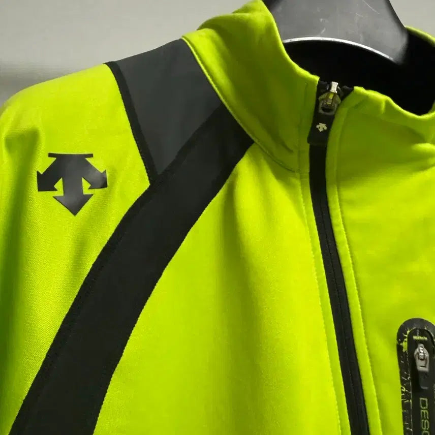 [BUNJANG] Descente Athletic Functional Training Jacket (Neon Lime) Size 105 / 데상트 애슬레틱 기능성 트레이닝 자켓 (네온 라임) 105
