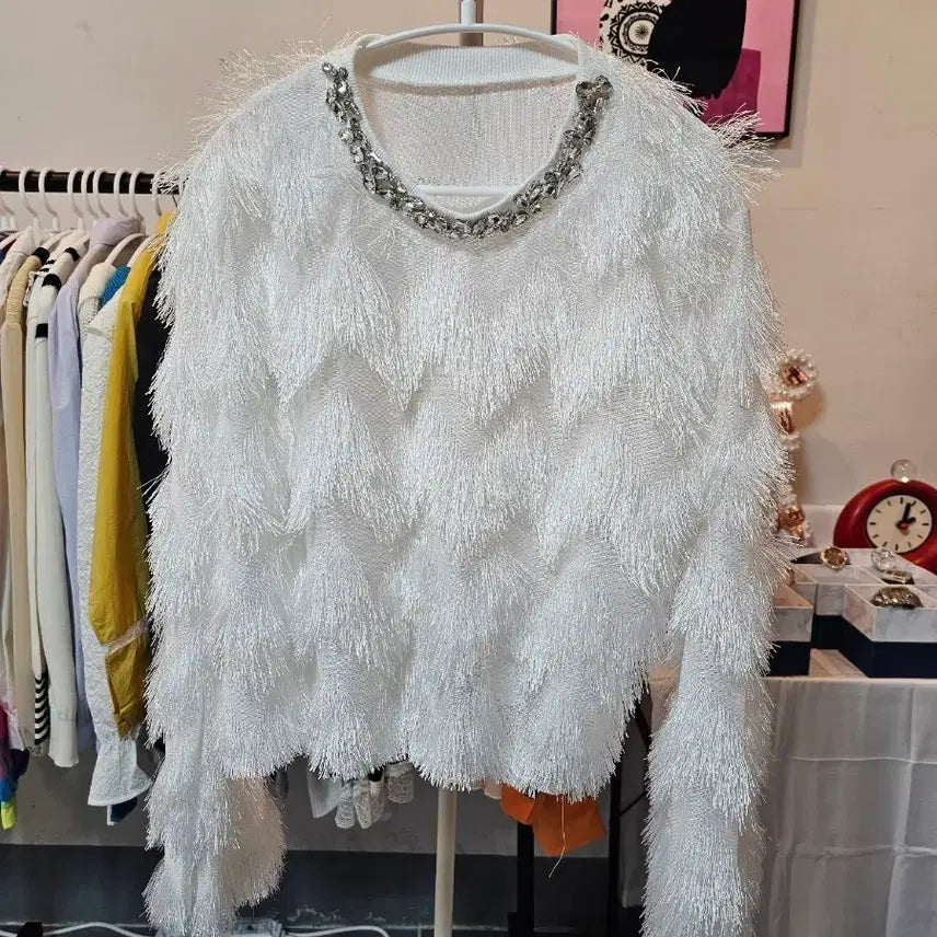 [SOLD OUT] 화이트 깃털 큐빅 니트