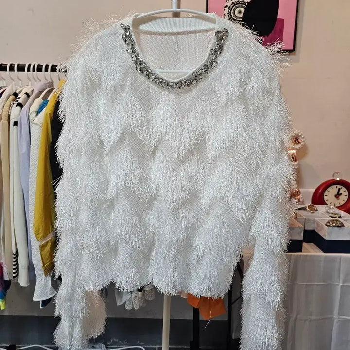 [SOLD OUT] 화이트 깃털 큐빅 니트