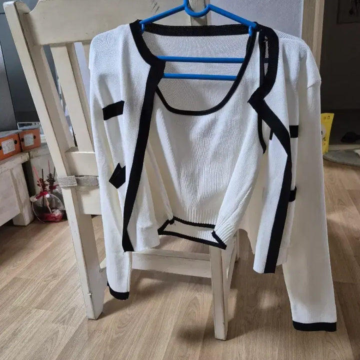 [BUNJANG] White Color Block Cardigan Knit Set / 화이트 배색 가디건 니트 세트