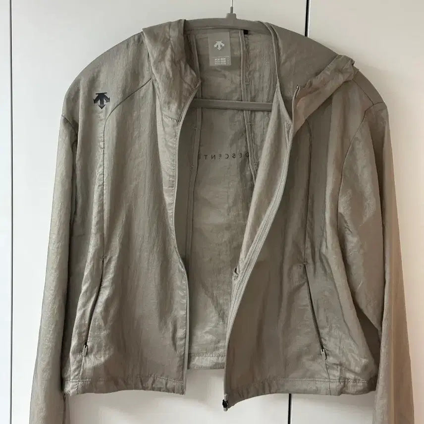 [SOLD OUT] 데상트 여성 바람막이 자켓 우먼스 러닝 세미 크롭 베이지 95 사이즈