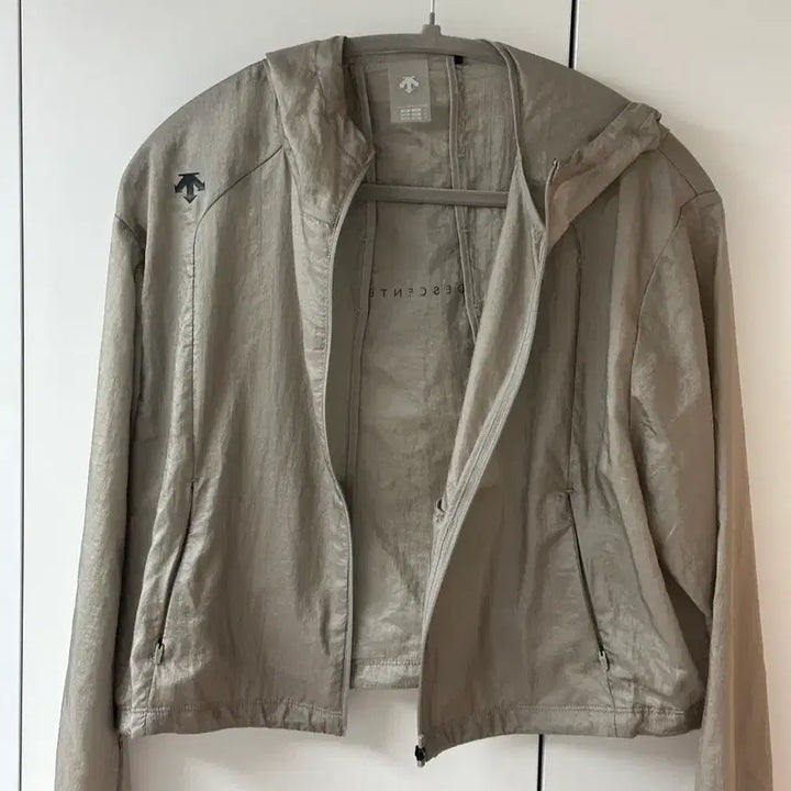 [SOLD OUT] 데상트 여성 바람막이 자켓 우먼스 러닝 세미 크롭 베이지 95 사이즈