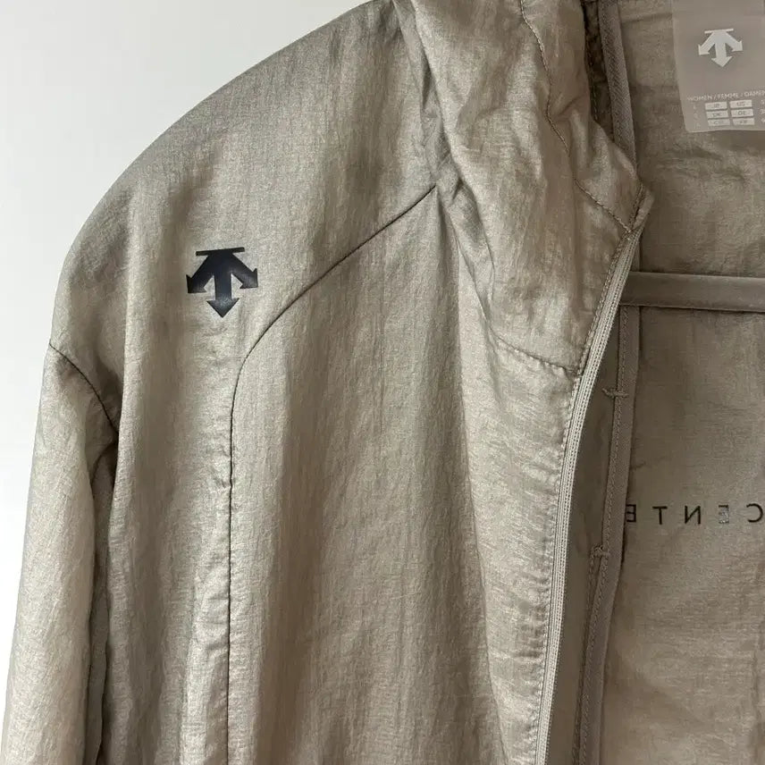 [SOLD OUT] 데상트 여성 바람막이 자켓 우먼스 러닝 세미 크롭 베이지 95 사이즈