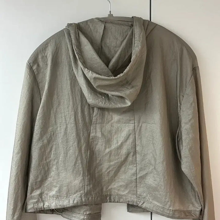 [SOLD OUT] 데상트 여성 바람막이 자켓 우먼스 러닝 세미 크롭 베이지 95 사이즈