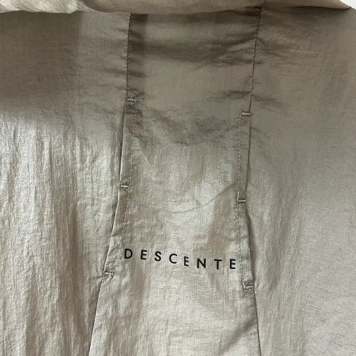 [SOLD OUT] 데상트 여성 바람막이 자켓 우먼스 러닝 세미 크롭 베이지 95 사이즈