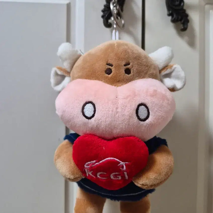 [BUNJANG] Heart Holding Cow Plush Keychain / 새제품 하트 안은 소 인형 키링