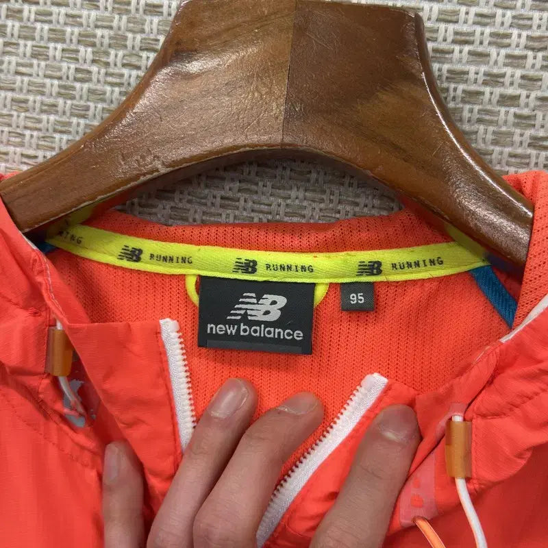 [BUNJANG] New Balance Printing Logo Spring Windrunner Jacket / 뉴발란스 프린팅로고 봄 윈드러너 바람막이 95 A08302
