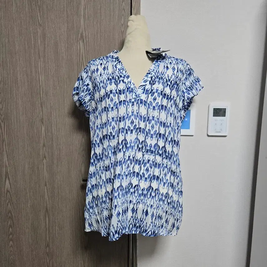 [BUNJANG] Massimo Dutti Blue Pattern V-Neck Short Sleeve Blouse / 새상품) 마시모뚜띠 블루 패턴 브이넥 반팔 블라우스