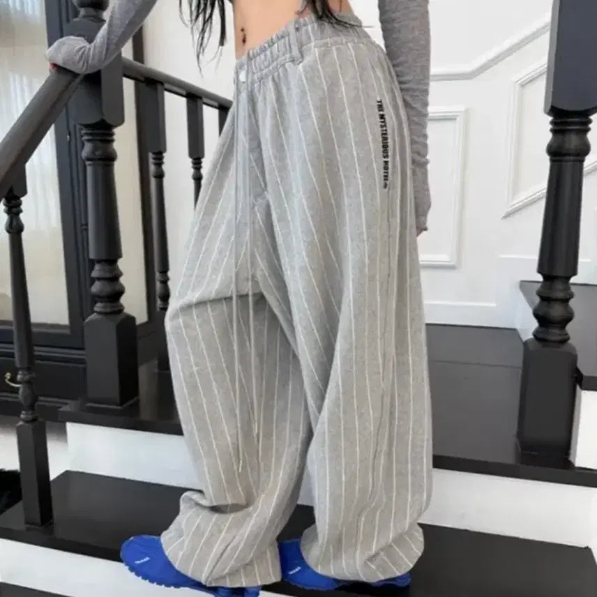 [BUNJANG] Mysterious Hotel Striped Sweat Pants Gray / (오늘만)미스테리어스호텔 스트라이프 스웻 팬츠 그레이