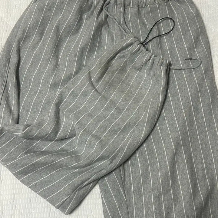 [BUNJANG] Mysterious Hotel Striped Sweat Pants Gray / (오늘만)미스테리어스호텔 스트라이프 스웻 팬츠 그레이