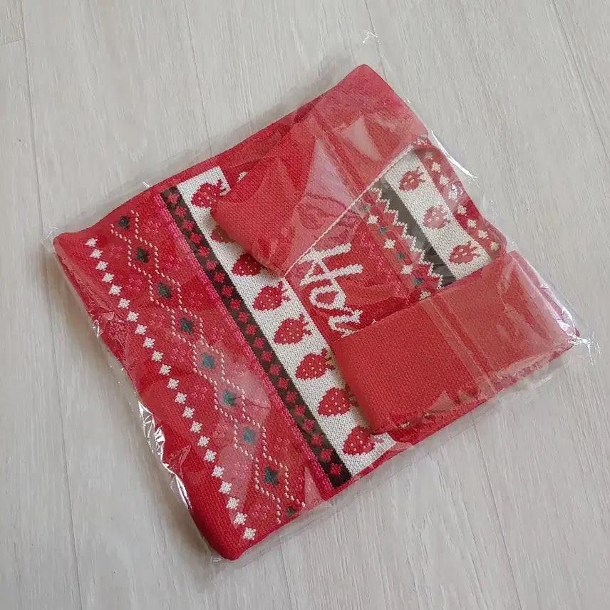 [BUNJANG] Tim Hortons Strawberry Knit Bag / 팀홀튼 스트로베리 니트백
