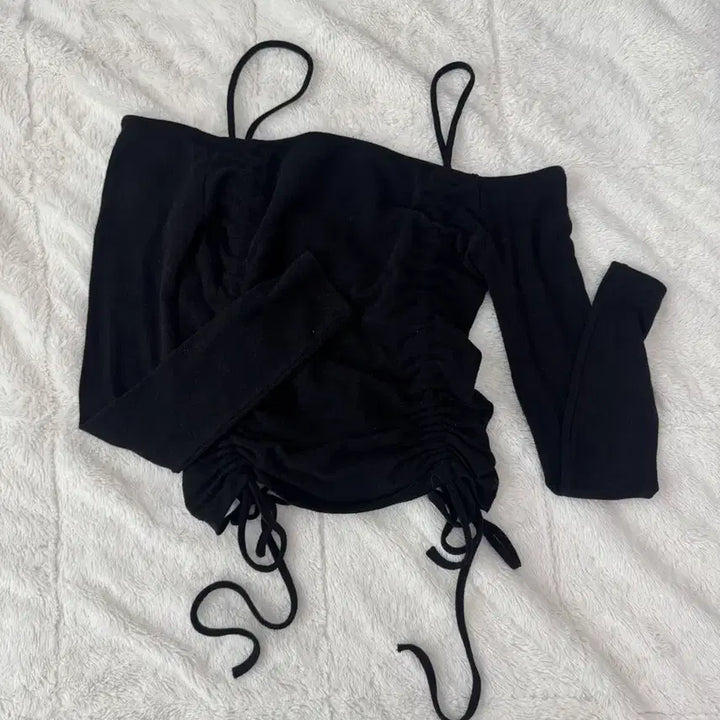 [BUNJANG] Cherrykuri Off-Shoulder T-Shirt / 체리퀴리 오프숄더 티