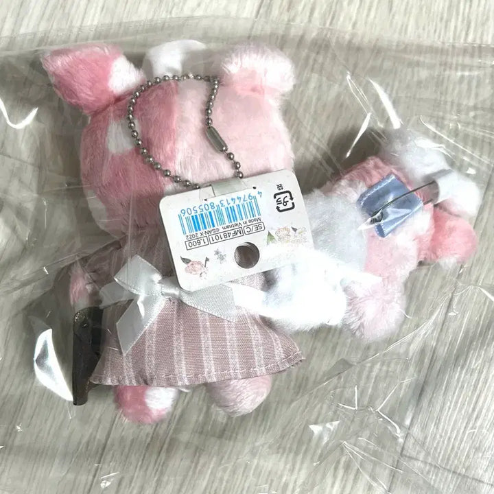 [SOLD OUT] 산리오 센티멘탈 서커스 호텔 메이드 키링 누이 인형 + 뱃지 일괄