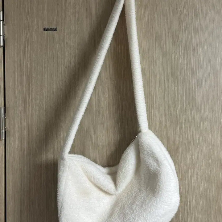 [BUNJANG] White Fuzzy Crossbody Bag / 화이트 크로스백