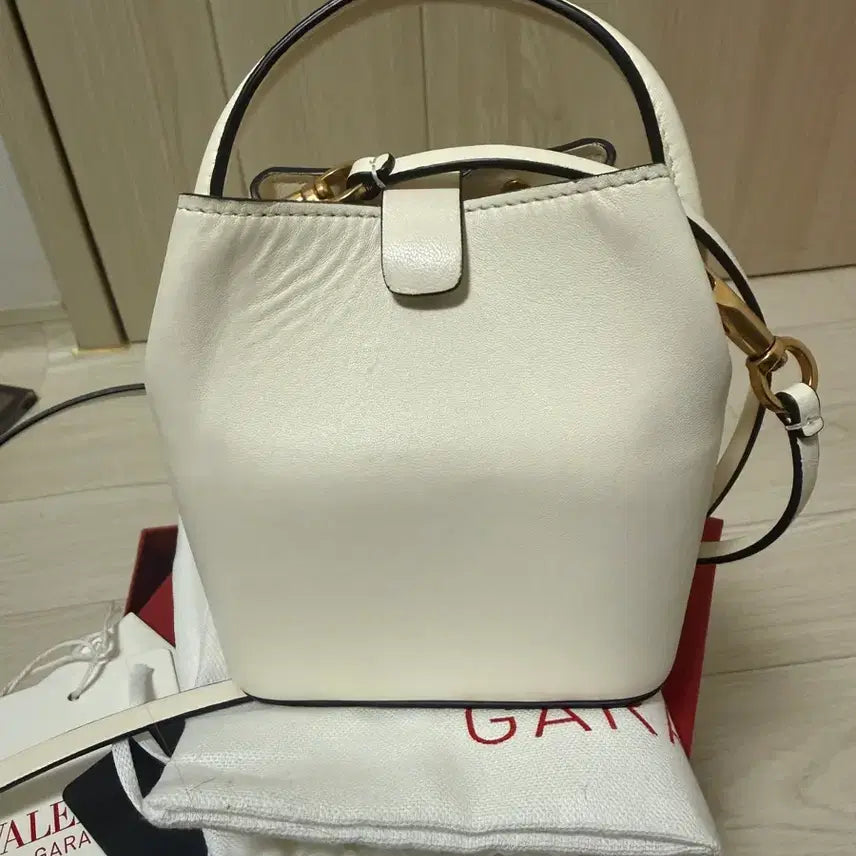 [BUNJANG] Valentino White VLogo Bucket Bag Full Box / 발렌티노 화이트 브이로고 버킷백 + 풀박스