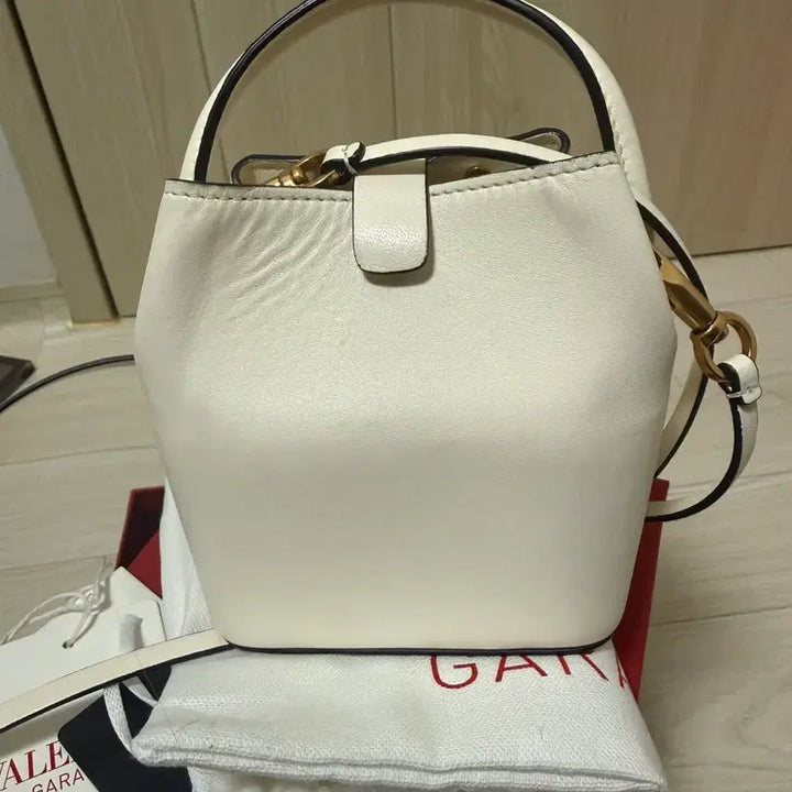 [BUNJANG] Valentino White VLogo Bucket Bag Full Box / 발렌티노 화이트 브이로고 버킷백 + 풀박스