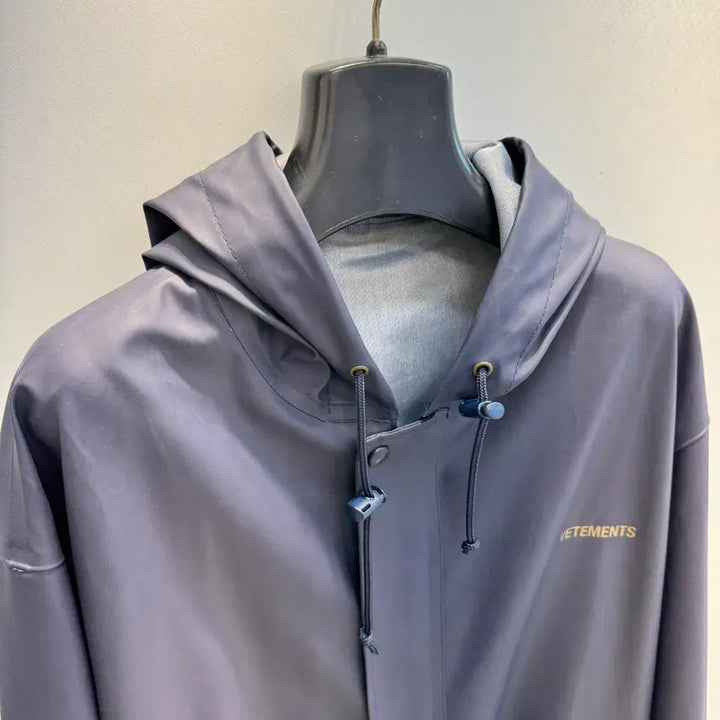 [BUNJANG] VETEMENTS Navy PVC Raincoat / 베트멍 네이비 레인코트