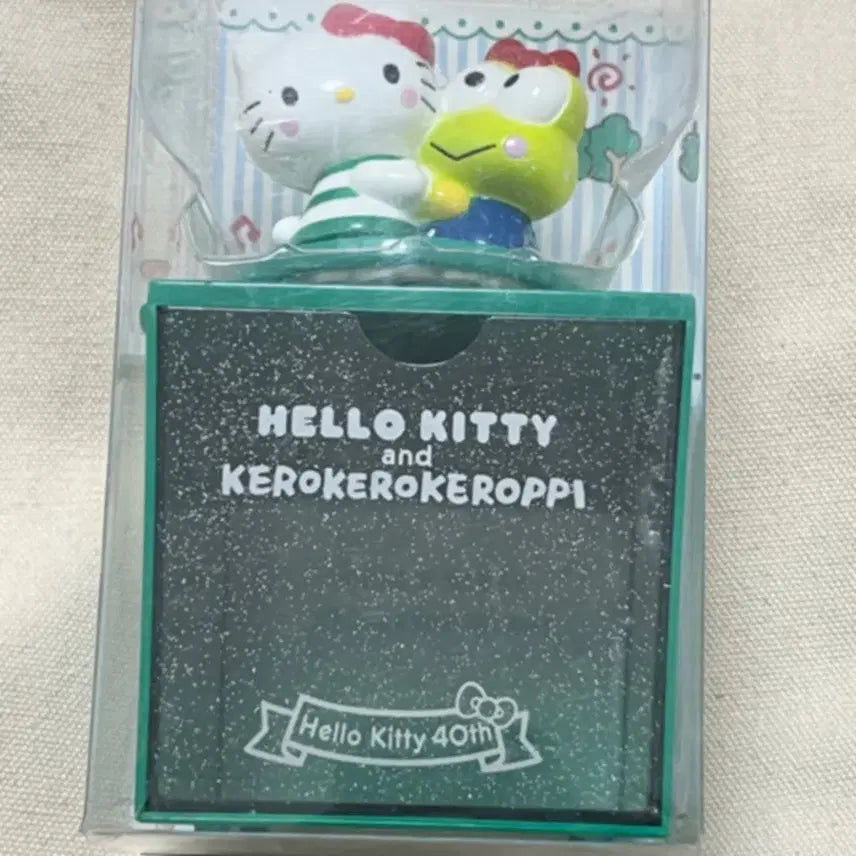 [SOLD OUT] 헬로키티 40주년 케로피 개구리 행운 보관함 스탬프 장식장 고전 소품함