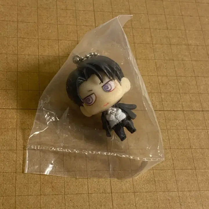 [BUNJANG] Attack on Titan Levi Chimi Chara KORE Classic Keychain Figure (Formal Wear Version) / 진격의 거인 리바이 치미캬라캬라코레 고전 키링 피규어 정장버전