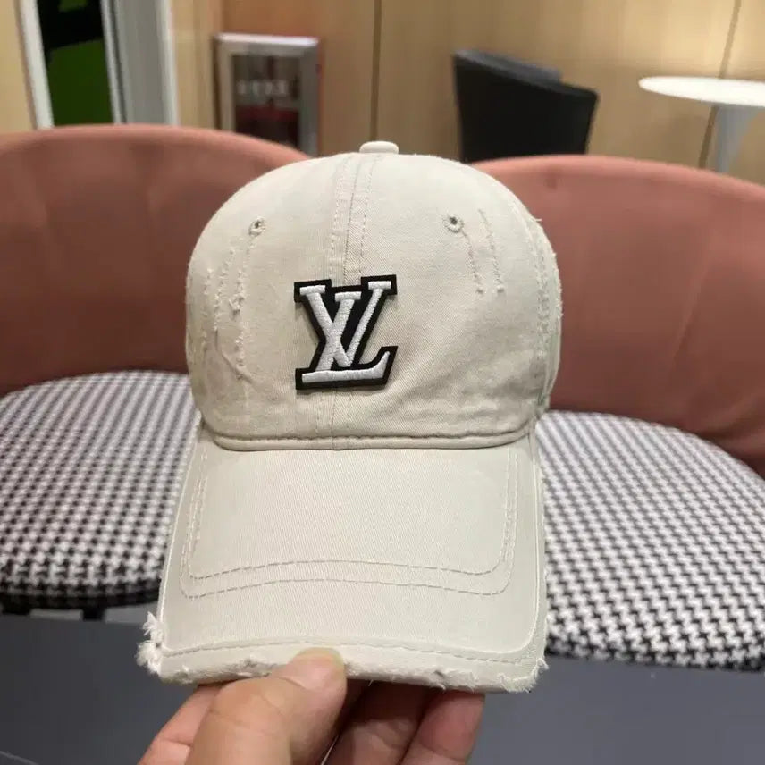 [SOLD OUT] 루이비통 LV 로고 야구모자 아이보리