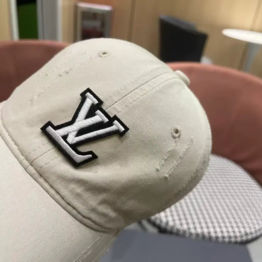 [SOLD OUT] 루이비통 LV 로고 야구모자 아이보리