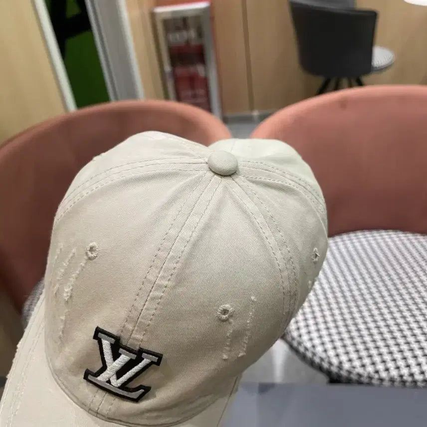[SOLD OUT] 루이비통 LV 로고 야구모자 아이보리