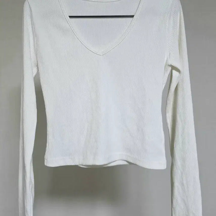 [BUNJANG] Mocobling Ribbed V-Neck T-shirts / 모코블링 골지 브이넥 티셔츠 블랙/아이보리