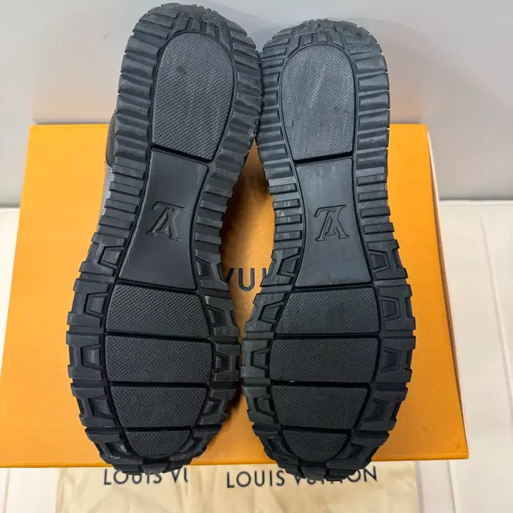 [SOLD OUT] 9/280)루이비통 모노그램 런어웨이 스니커즈