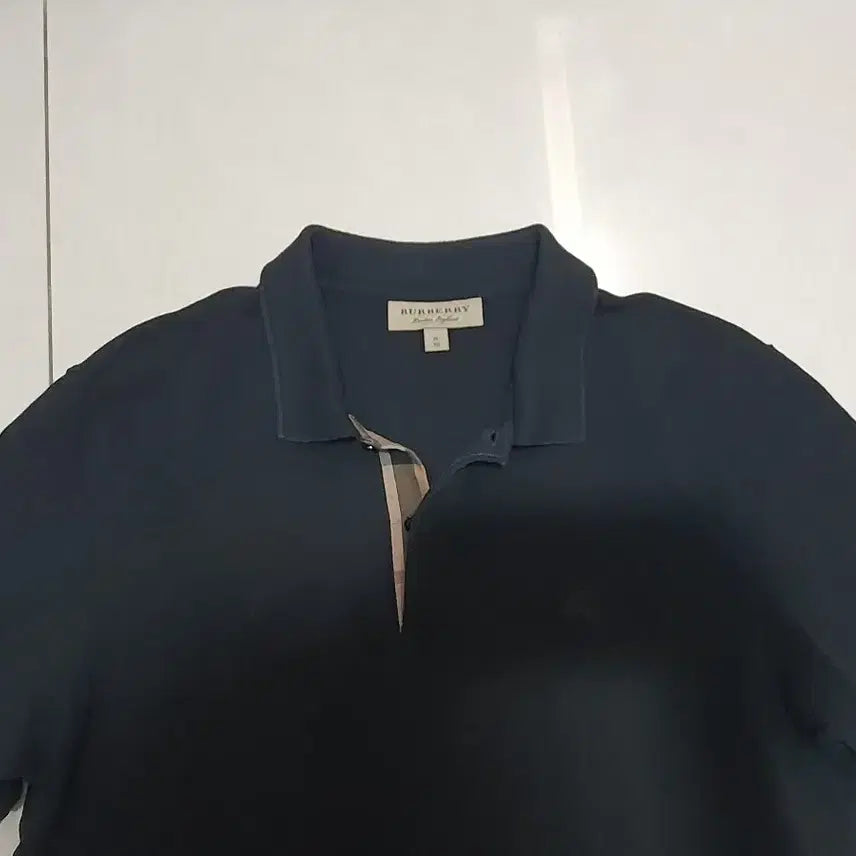 [SOLD OUT] 버버리 블랙 카라티 8004581