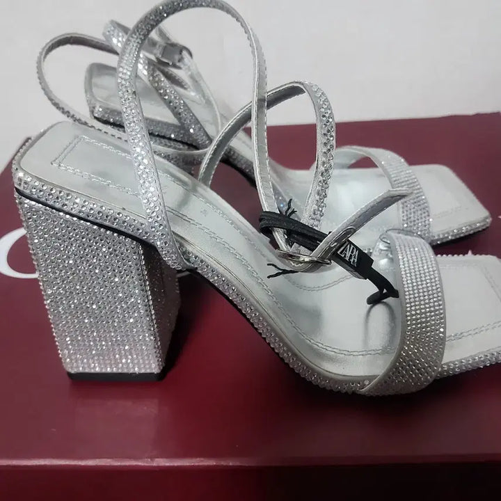 [BUNJANG] ZARA Cubic Strap High Heel Sandals (36) / 새상품 자라 큐빅 스트랩 하이힐 샌들 샌달  36 230 구두  찐 이쁨