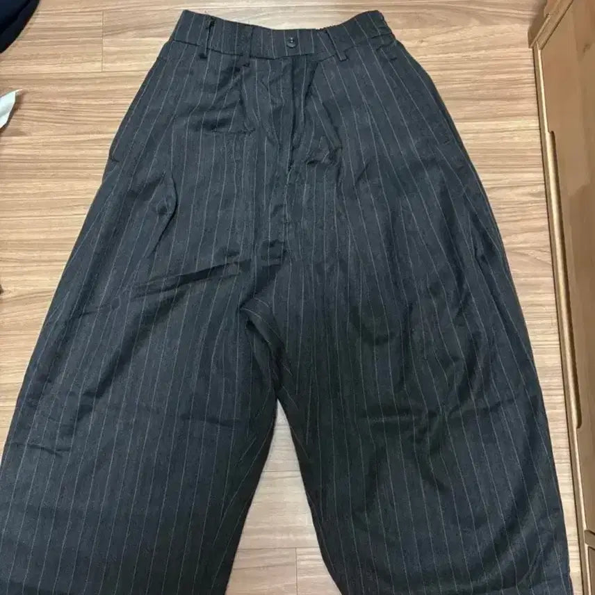 [BUNJANG] Known Stripe Slacks Size 1 / 노운 스트라이프 슬랙스
