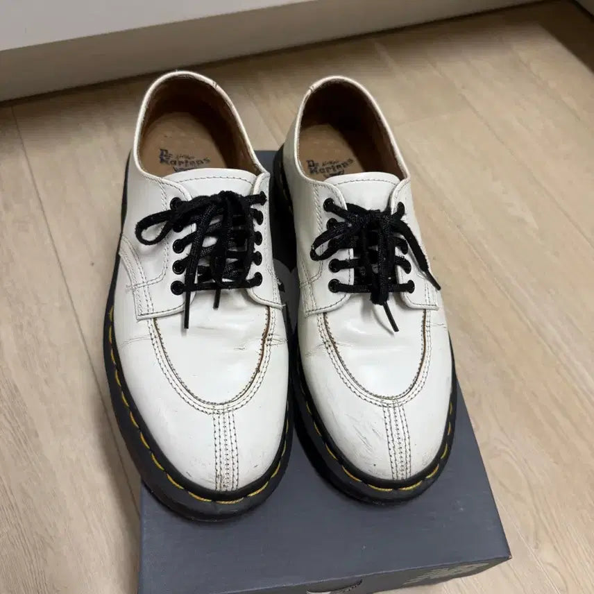 [BUNJANG] Dr. Martens White Shoes Size 240 / 닥터마틴 화이트 구두 240