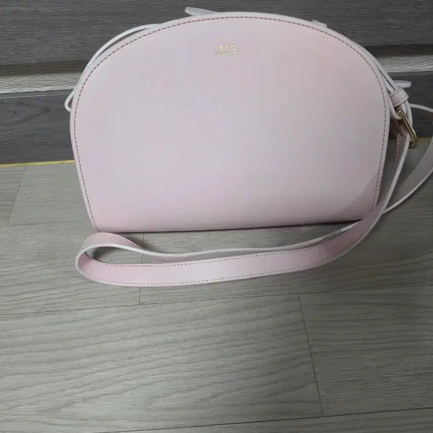 [BUNJANG] A.P.C. Half Moon Crossbody Bag - Pink / 정품 A.P.C. 아페쎄 하프문 크로스백 핑크