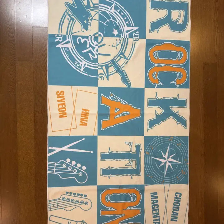 [BUNJANG] QWER Rockcation Beach Towel / QWER 락케이션 ROCKCATION 비치 타월