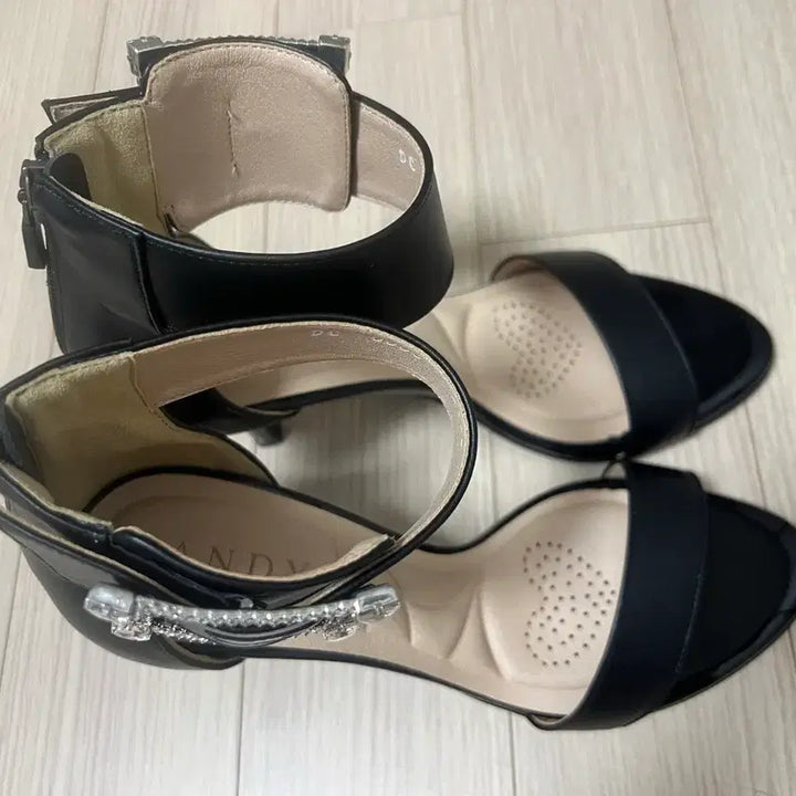[BUNJANG] Tandi Black Sandals 240E / 탠디 샌들 240E 7~8cm